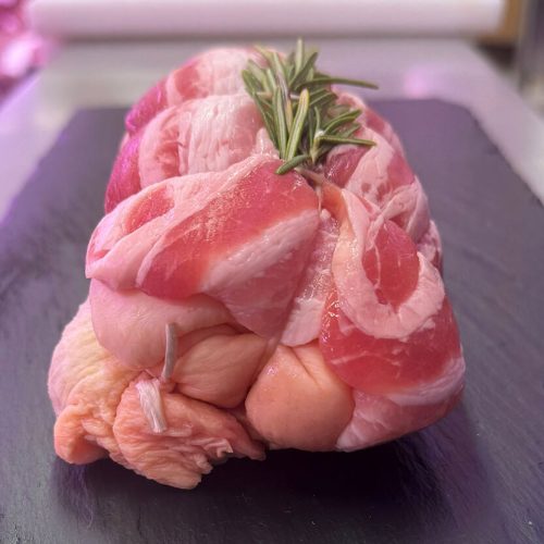 Arrosto di coscio di pollo disossato e ripieno con prosciutto cotto foderato con pancetta di maiale