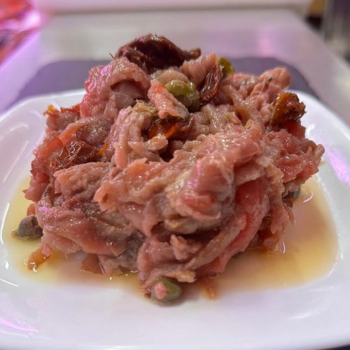 Carpaccio di manzo con olive e pomodori secchi