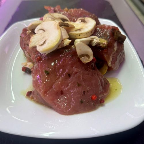 Filetto di suino marinato con funghi champignon