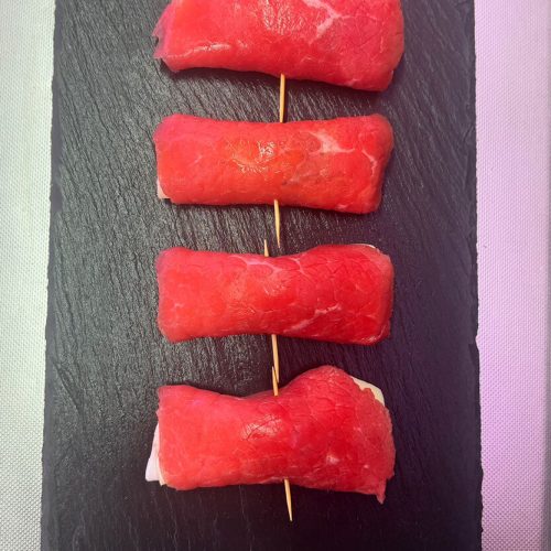 Involtini di carpaccio di manzo con prosciutto cotto e fontina